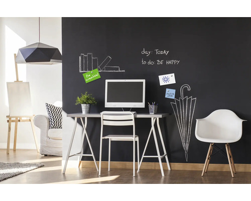 Arbeitszimmer mit Schreibtisch, Stuhl und Tafelwand