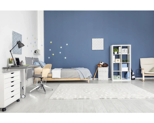 Hell eingerichtetes Jugendzimmer mit Schreibtisch, Bett und Regal