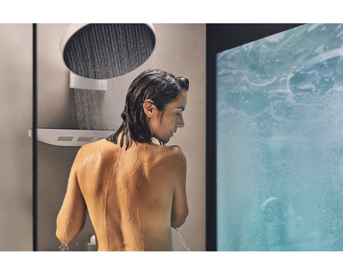 Frau unter einer modernen Duscharmatur mit Wassereffekt