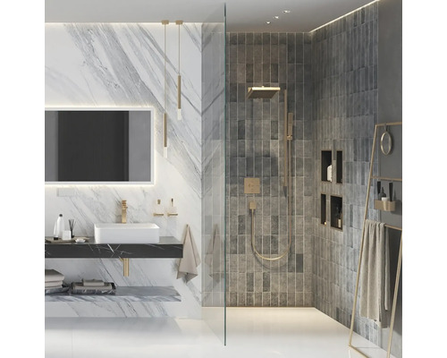 Modernes Badezimmer mit Dusche, Waschbecken und Marmorwand