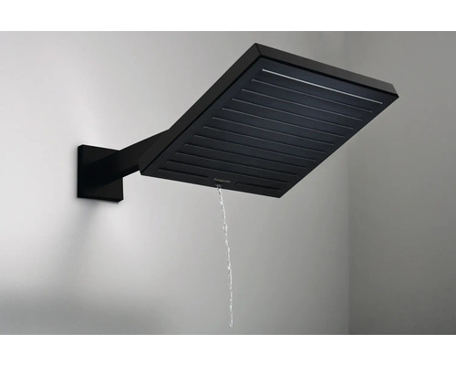 Hansgrohe Regendusche mit Wasserstrahl an der Wand montiert