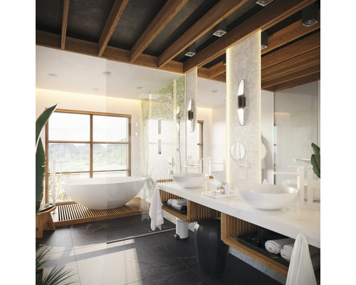 Helles Badezimmer mit Doppelwaschbecken, Badewanne am Fenster und Holzelementen