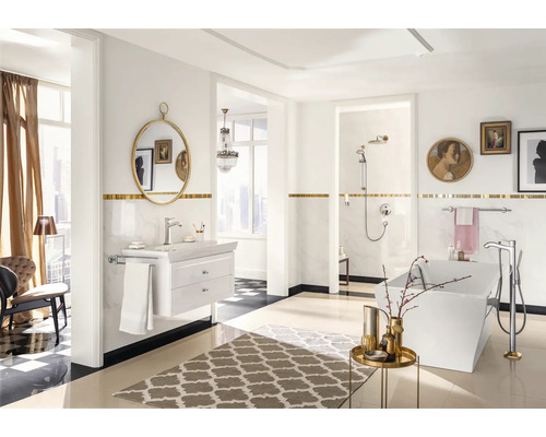 Helles Badezimmer mit Waschtisch, Spiegel, Badewanne und Dusche im modernen Design