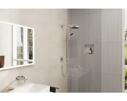Modernes Badezimmer mit Dusche, Waschtisch und Spiegel