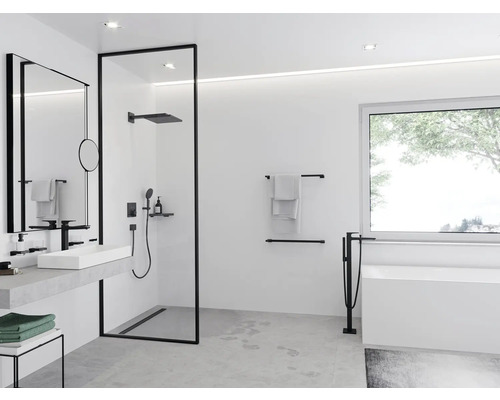 Modernes Badezimmer mit Dusche, Waschbecken, Spiegel und Badewanne in einem hellen Raum.