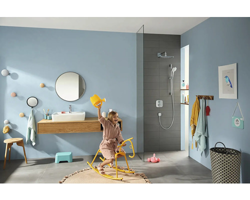 Badezimmer mit Dusche, Waschtisch, Spiegel, Hocker, Ablage und Kind auf Schaukelpferd