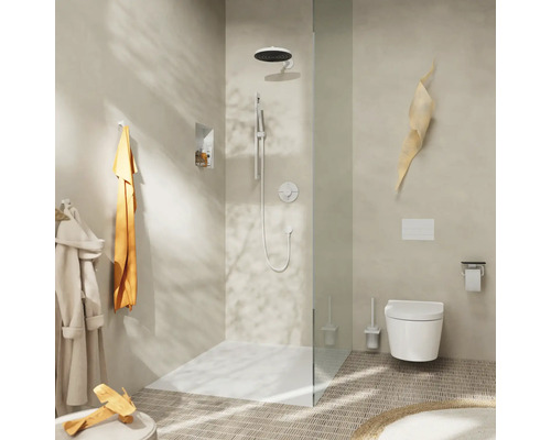 Modernes Badezimmer mit Dusche, Toilette und Accessoires.