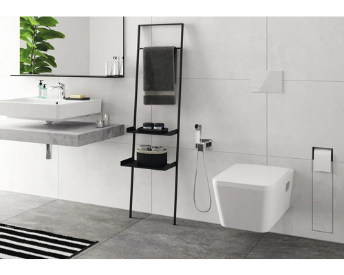 Modernes Badezimmer mit Waschbecken, Toilette und Handtuchhalter Leiterregal