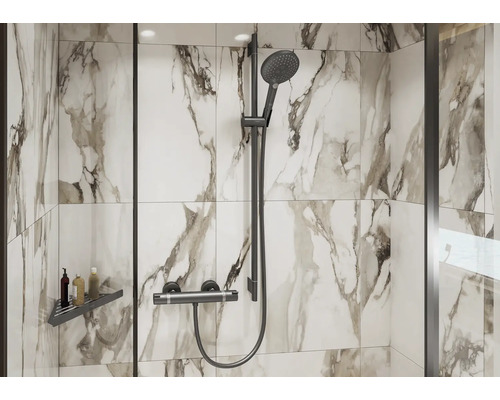 Dusche mit Marmorfliesen, Duscharmatur und Eckregal
