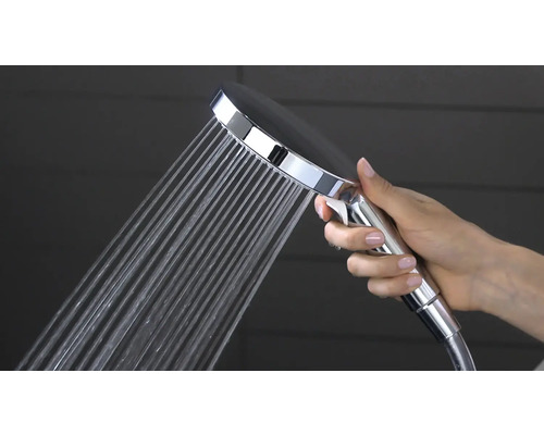 Handbrause mit Wasserstrahl in der Hand