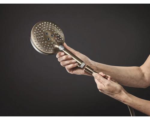 Handbrause mit Brauseschlauch wird montiert.