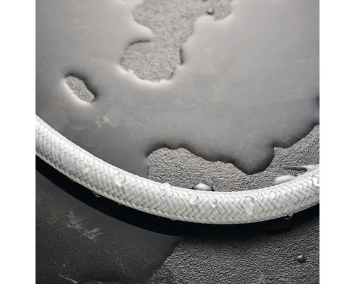 Flexibler Wasserschlauch auf dunkler Oberfläche mit Wassertropfen