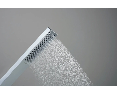 Eckiger Duschkopf mit Wasserstrahl
