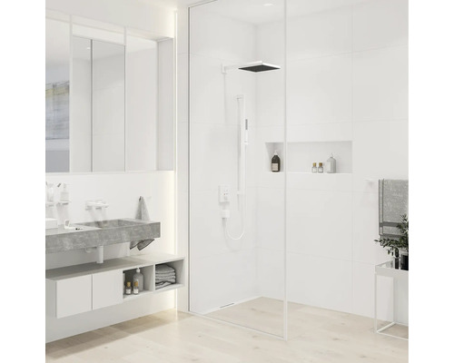 Helles Badezimmer mit Dusche, Waschbecken und weißen Fliesen