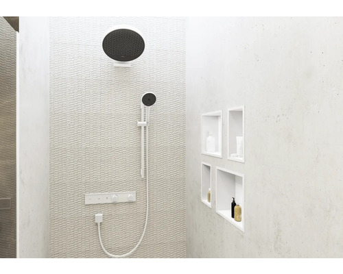 Badezimmer mit Duscharmatur, Duschkopf und Ablagenischen