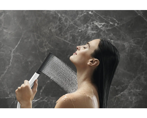Frau unter der Dusche mit Handbrause