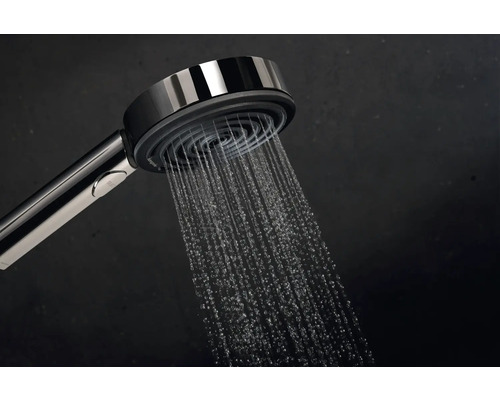 Handbrause mit Wasserstrahl im Einsatz.