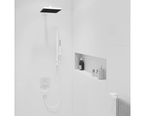 Modernes Badezimmer mit Duschkopf, Handbrause, Armatur und Ablagefläche