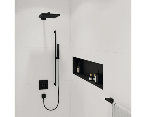 Badezimmer mit schwarzer Duschgarnitur, Ablagefach und Handtuchhalter