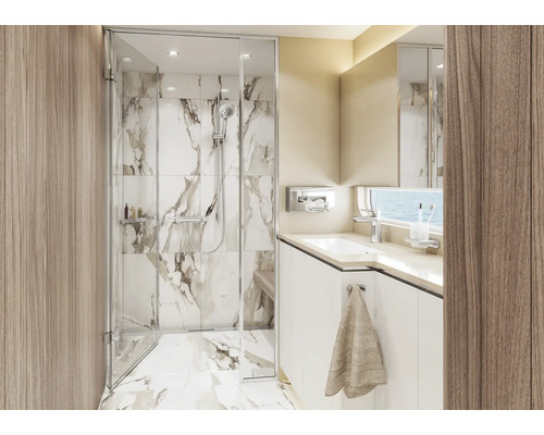 Modernes Badezimmer mit Dusche, Waschbecken und Marmorfliesen
