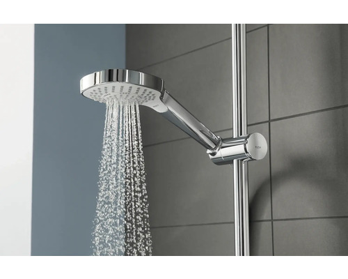 Brausekopf mit Wasserstrahl und Duschstange im Badezimmer