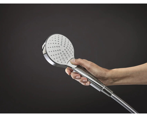Handbrause aus Metall in der Hand gehalten
