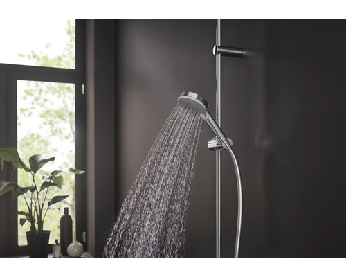 Handbrause mit Brausestange im Badezimmer unter laufendem Wasser