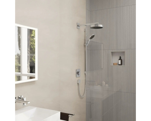 Badezimmer mit Dusche, Waschbecken und Spiegel für ein modernes Ambiente