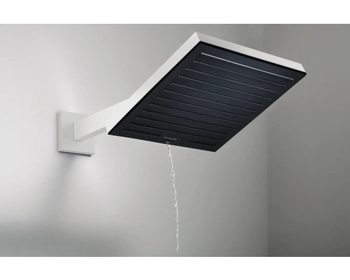 Rechteckige Kopfbrause mit Wasserstrahl an einer Wand montiert