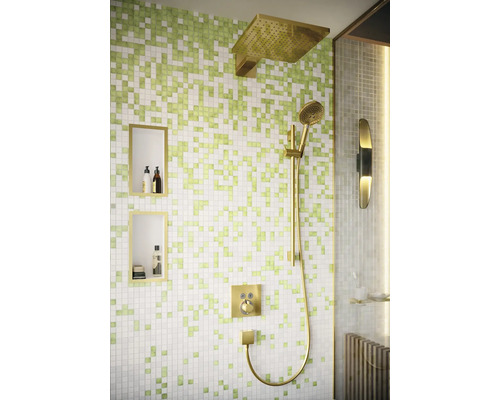 Badezimmer mit Mosaikfliesenwand, Dusche, Duscharmatur und Regendusche