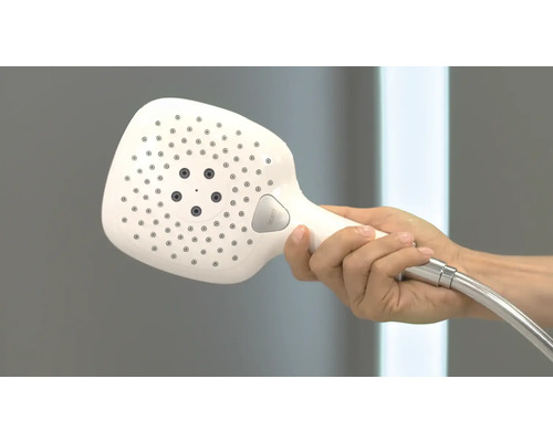 Handbrause mit Brauseschlauch in der Hand