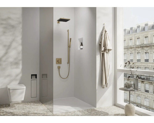 Modernes Badezimmer mit Dusche, Toilette und Fenster