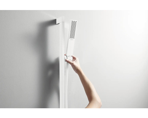 Brausestangenset mit Handbrause an einer Wand