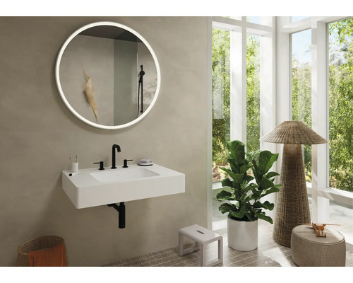 Modernes Badezimmer mit Aufsatzwaschbecken, runden Spiegel mit Licht, Armatur und großem Fenster.