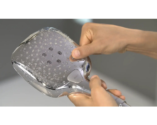 Handbrause mit Wasser und Bedienknopf aus Kunststoff