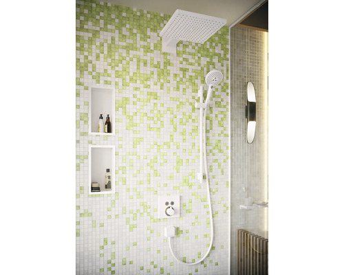 Moderne Dusche mit Mosaikfliesen und Regenduschkopf