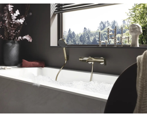 Badezimmer mit Badewanne, Armatur und Dekoration