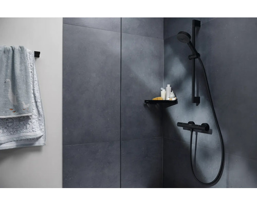 Modernes Badezimmer mit grauen Fliesen, Handtüchern und schwarzer Duschgarnitur.