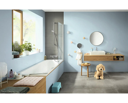 Badezimmer mit Badewanne, Waschtisch und Dekorationen für eine helle und freundliche Atmosphäre