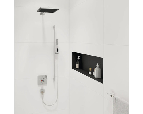 Modernes Badezimmer mit Duschkopf, Handbrause, Ablagefach und Pflegeprodukten