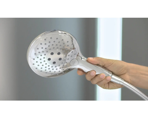 Handbrause aus Metall in der Hand gehalten