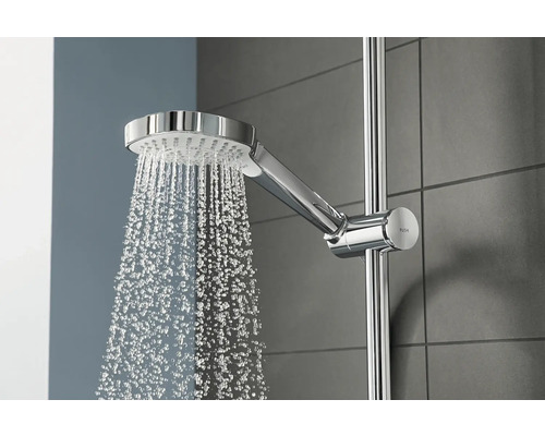 Duschkopf mit laufendem Wasser an einer Duschstange