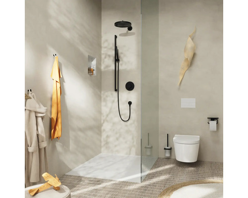 Modernes Badezimmer mit Dusche, Toilette und Accessoires