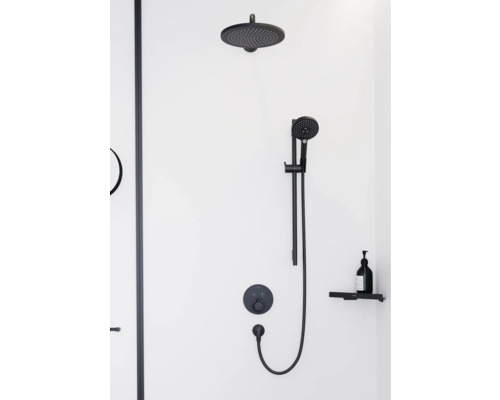 Duschsystem mit Kopfbrause, Handbrause und Thermostatarmatur im Badezimmer