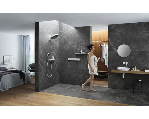 Modernes Badezimmer mit Dusche, Waschtisch, Spiegel und Frau im Handtuch