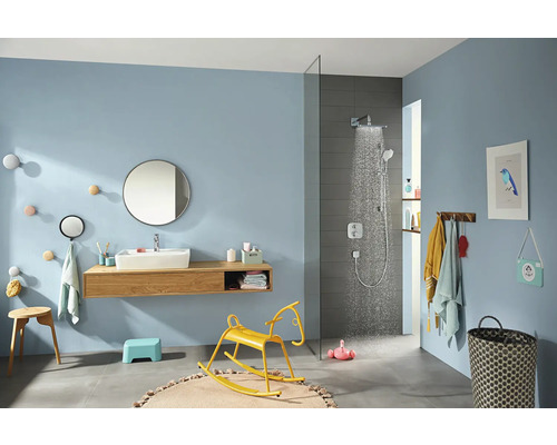 Hell gestaltetes Badezimmer mit Dusche, Waschbecken, Spiegel und Kinderaccessoires