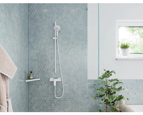 Modernes Badezimmer mit blauen hexagonalen Fliesen, Dusche und Fenster