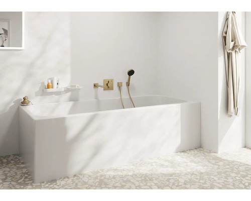 Helles Badezimmer mit Badewanne, Armatur und Badaccessoires