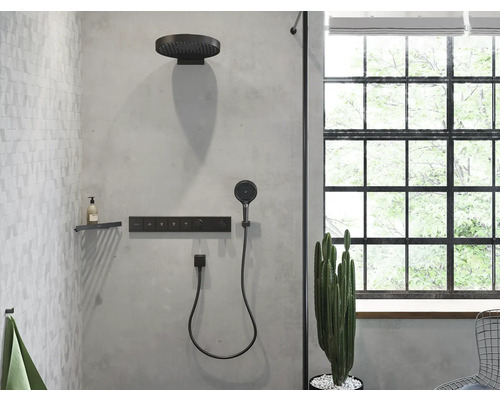 Badezimmer mit Dusche, Armaturen, Fenster und Kaktus