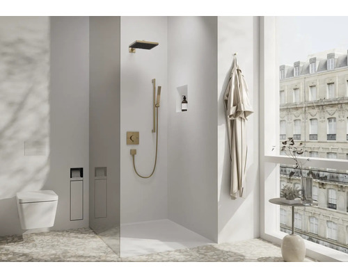 Modernes Badezimmer mit Dusche, Toilette, Waschtisch und Fenster mit Stadtblick